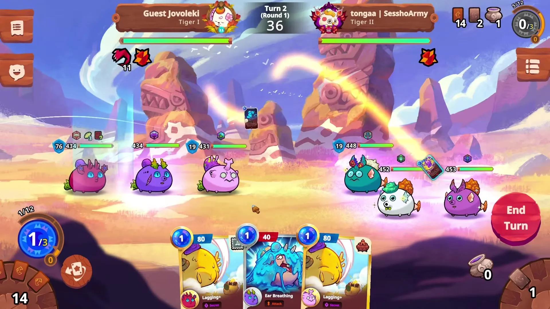 في مشهد من لعبة Axie Infinity، يتصارع فريقان من الكائنات اللطيفة على ساحة مليئة بالصخور والمنحوتات القديمة بينما تظهر بطاقة هجوم في الأسفل.